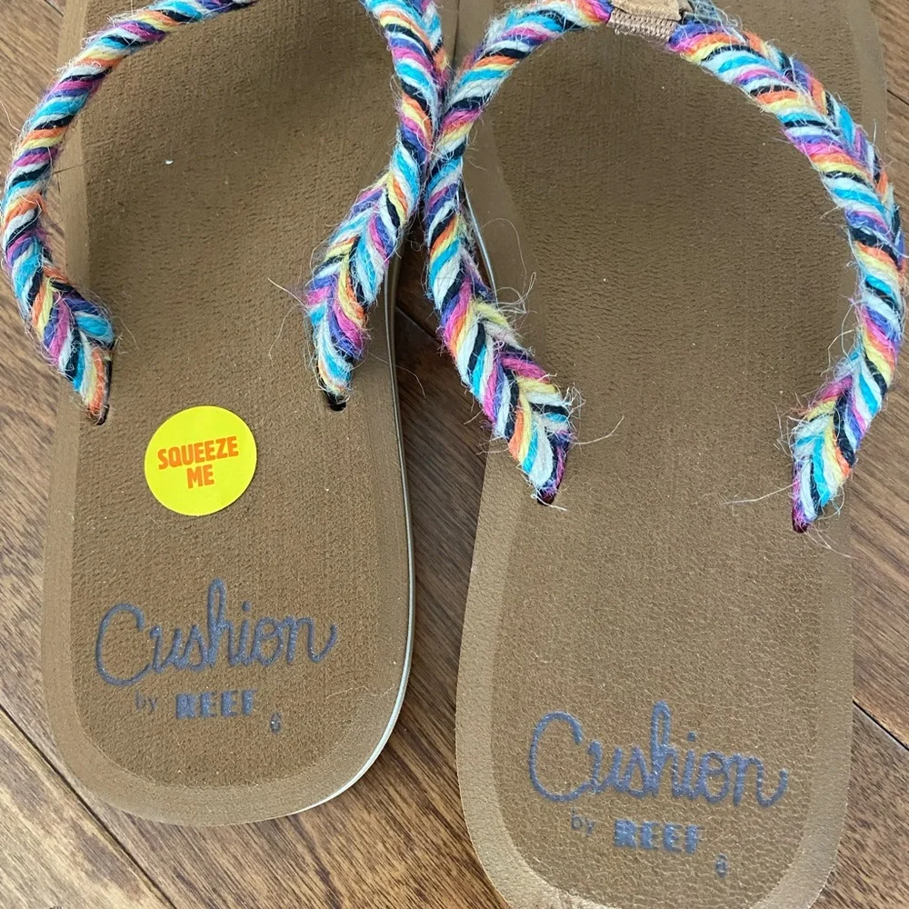 NWOT Cushion Reef girls flip flops - Picture 3 of 5